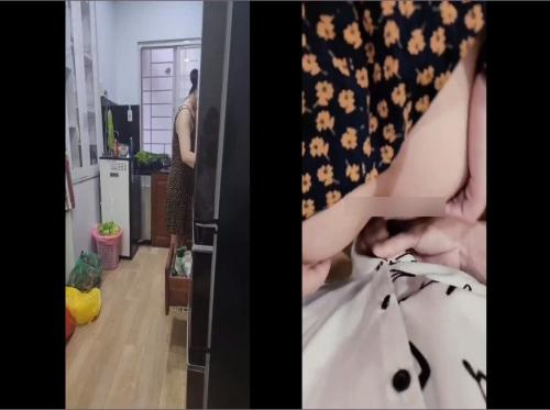 जब मैं खेलने के लिए आती हूं तो चुपचाप रसोई में मुझे डॉगी-डॉगिंग करती हूं