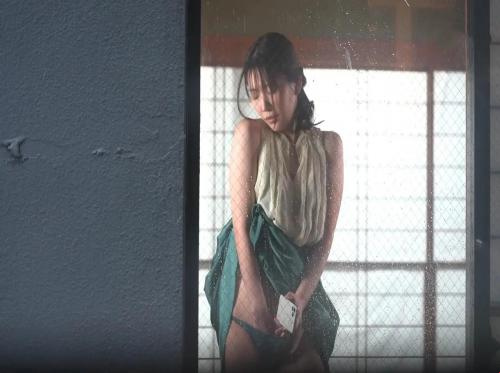 一个年轻人自慰时偷看邻居妻子的结局