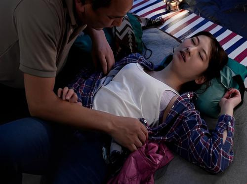 Jovem esposa é fodida em pedaços em um acampamento